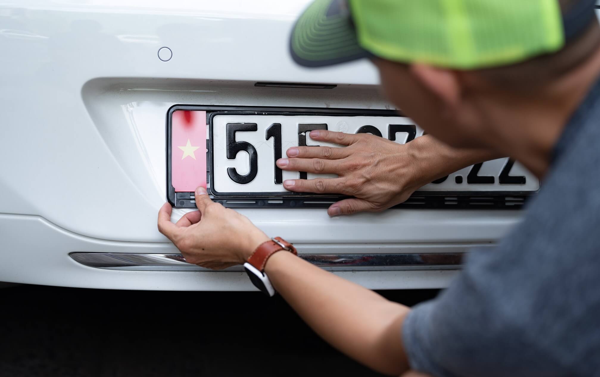 Cách lắp biển số xe ô tô